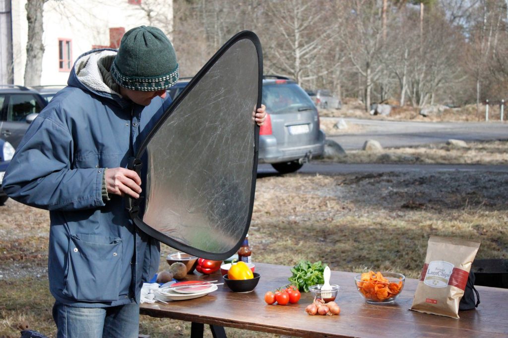 Emanuel assisterar vid fotografering av LantChips Grillat